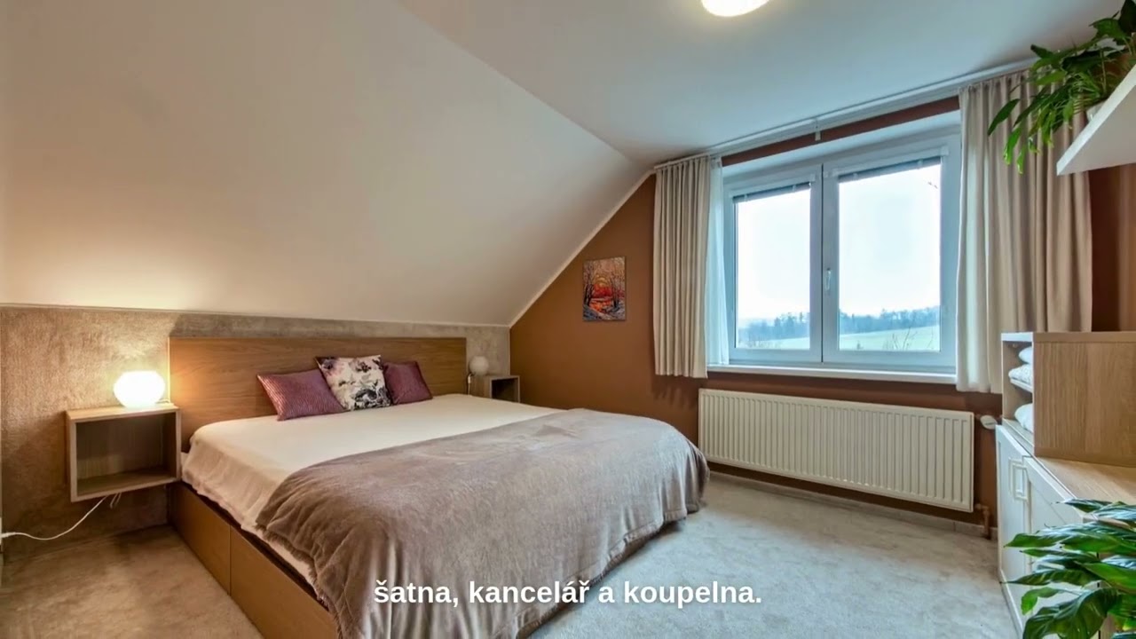Na prodej velmi pěkný, mimořádně úsporný rodinný dům 5+kk v obci Okrouhlo, v těsné blízkosti Prahy.